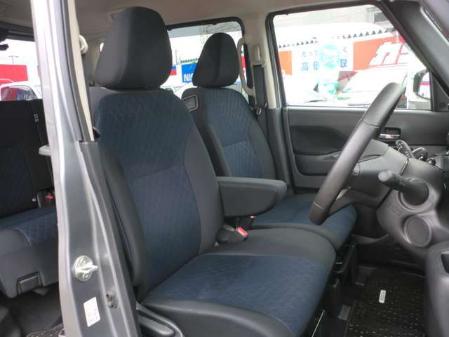 運転席は座り心地が良く快適にドライブをしていただけます。