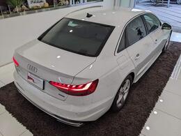 リヤエンドデザインは、アウディならではの無駄の無いデザインで、シンプルながらも強い個性を主張します。