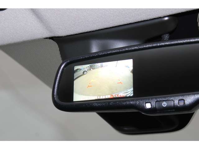 バック連動のモニターを装備☆シフトレバーをバックに入れるとルームミラーに表示■後方視界は良好で車庫入れをしっかりサポートします
