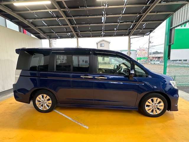 両側自動ドア付きで乗り降りもラクチンですね！後付けはほぼ不可能ですので、両側自動ドアにこだわってお探しの方はお早めにっ！自動ドア無しや片側のみ自動ドアのお車とは価格設定が変わりますのでご注意下さいね！