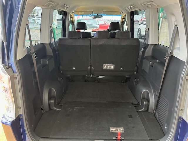 広々としたラゲッジスペース！更にシートアレンジで大きな荷物の収納が出来ます！便利ですよね♪
