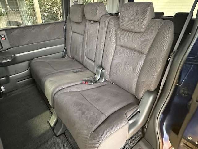 ゆったり座れる2ndシート！足元スペースも広々としていて、乗り心地も良いです！シートの座り心地も良くてくつろげますよ♪