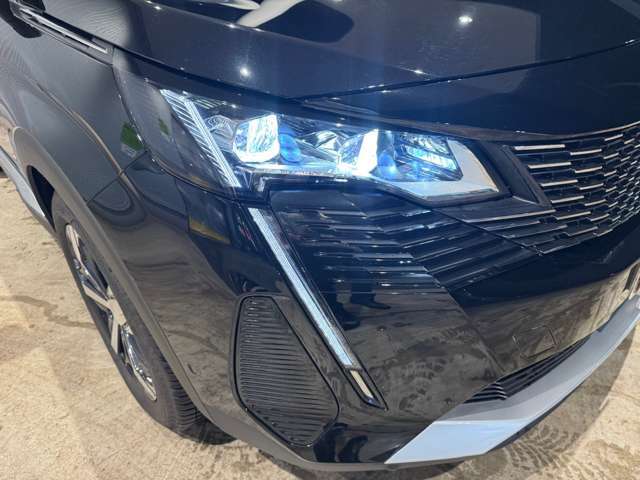 フルLEDヘッドライトが標準装備です