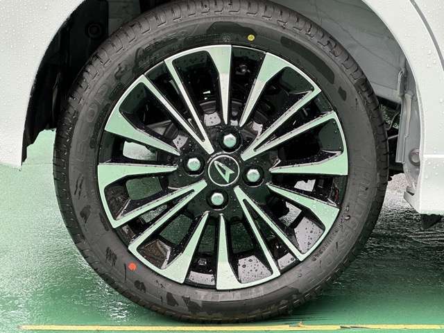 ★納車前に、専属のクリーニングスタッフが、ピッカピカにクリーニングして納車いたします！もちろん、ピッカピカの状態でお渡しするクリーニング費用も支払総額に含まれています！