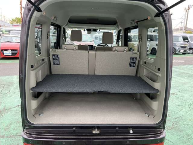 普段のスーパーへのお買い物や通勤に十分な荷室スペースを確保しております。セカンドシートを倒すと、大きな荷物の積載も可能です♪