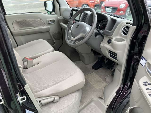 綺麗な状態の運転席です