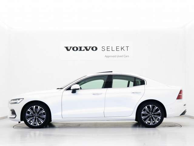 ダイナミック・スウェディッシュセダンS60。張りのあるシャープなディテールにより、内に秘めた強さを余すところなく引き出したスタイリングです。