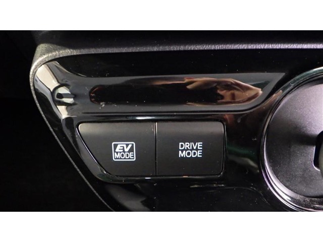 『EVモード』はモーターのみで走行しガソリンを消費しないハイブリッド車ならではの環境にも優しい走行です