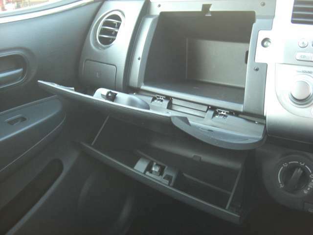 グローブボックスです♪助手席の前にあります収納ボックスです。車検証や取扱説明書の保管に便利です♪