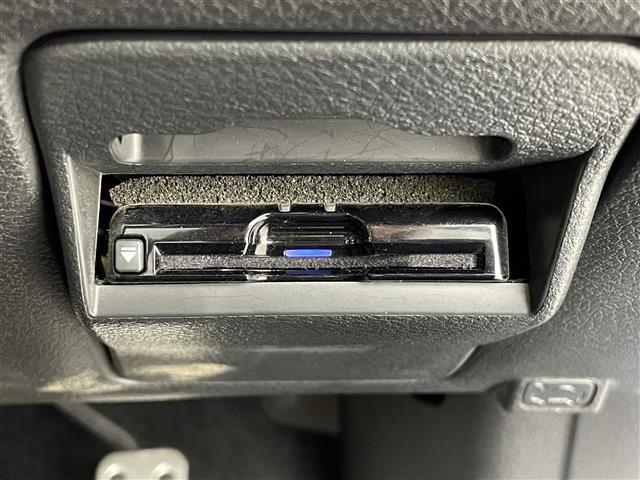 【ETC】有料道路を利用する際に料金所で停止することなく通過できる、ETC車載器（ノンストップ自動料金収受システム機器）が装備されています。セットアップを行うことで利用可能になります。