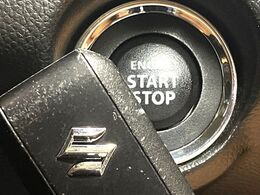【キーレススタートシステム】カバンやポケットに入れたままでもドアの施錠・解錠が可能なスマートキーを装備。エンジンのオン・オフ時もカギを取り出す必要が無いからとっても便利です♪