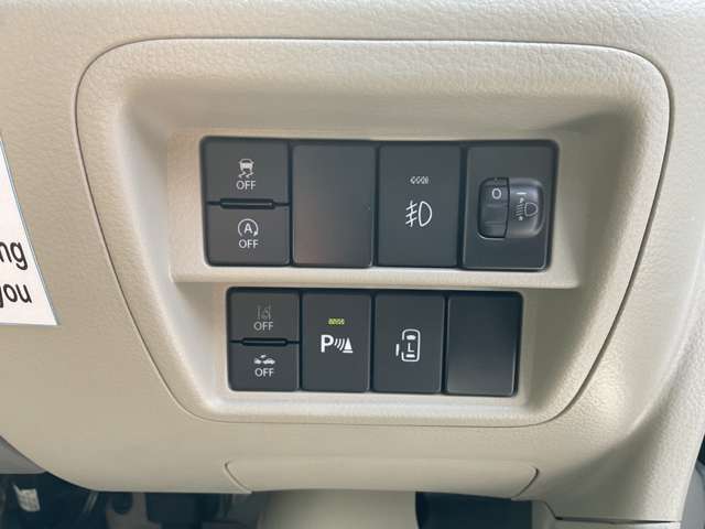 運転席のハンドル右奥側にまとめられたスイッチ群。一目で分かりやすく操作しやすいです。