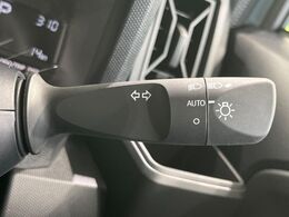 【オートライト】周りの明るさに応じて自動でヘッドライトの点灯・消灯ができる機能です！ライトの付け忘れ・消し忘れなどが無くなり、雨の日や夕方の走行も安心！トンネル通過時も便利ですね♪