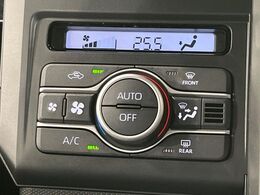 【オートエアコン】一度お好みの温度に設定すれば、車内の温度を検知し風量や温度を自動で調整。暑い…寒い…と何度もスイッチ操作をする必要はありません。快適な車内空間には必須の機能ですね♪