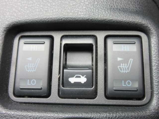 運転席、助手席シートヒーター機能付き♪　冬場の冷たいシートもこれで安心ですね♪