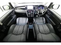 ブラックを基調とした本革シートとバール杢との相性も良いです♪