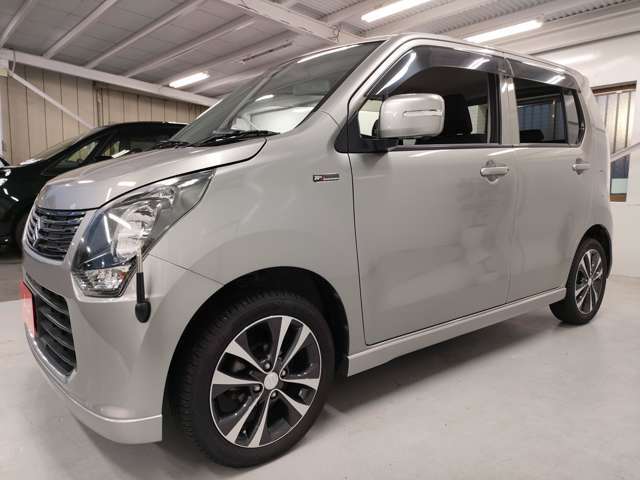 【雨の日も大丈夫】　雨の日は中古車は選びにくいですよね。でも当店なら安心。電話予約を頂ければ屋根下へ移動しておきます。雨でもじっくりご覧いただけますヨ(^^)v