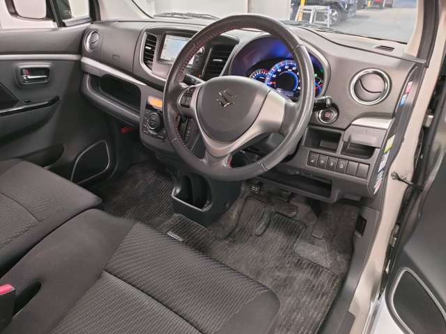 【全国納車OK】　現車をご覧になれないお客様でも、安心してお車をご購入いただける環境を整えております。 色々な角度から撮影したたくさんの画像など豊富な資料送りいたしております。