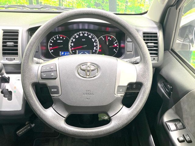 インテリアに合わせたデザインのステアリングは、運転される方のことも考え、運転しやすい形状、大きさです。是非一度、実際に触ってお確かめください。