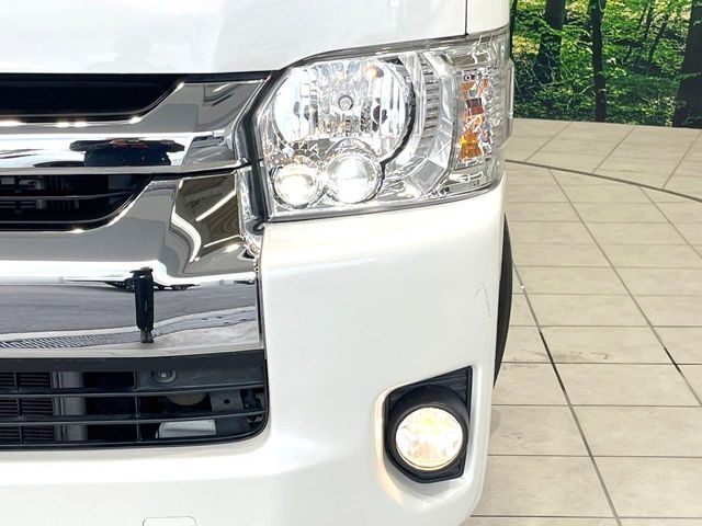 【LEDヘッドライト】悪天候や夜間走行時も良好な視界を確保し安心して運転できる高輝度LEDヘッドライトを装備！点灯速度が早く、消費電力も抑えられています。