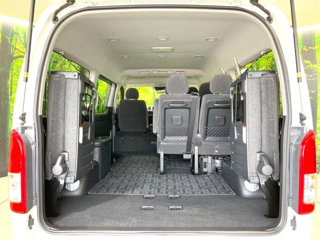 普段のお買い物や通勤、送迎等に十分な荷室スペースを確保しております。セカンドシートを倒すと、大きな荷物の積載も可能です♪