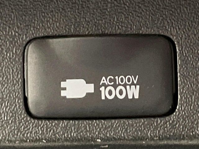 【100Wアクセサリーコンセント】消費電力100Wまでの家電が使えます。キャンプやスポーツ・アウトドアでのアクティビティはもちろん、災害・停電の際に大活躍♪