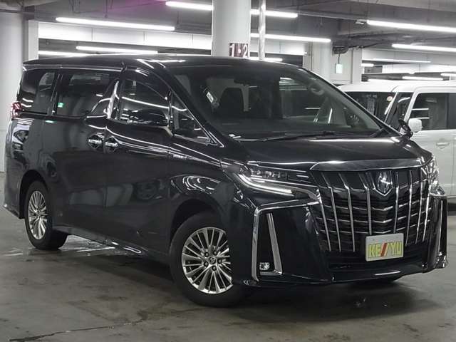 雨が降ってもゆったりと車選びができる全天候型立体展示場！エスカレーター完備！