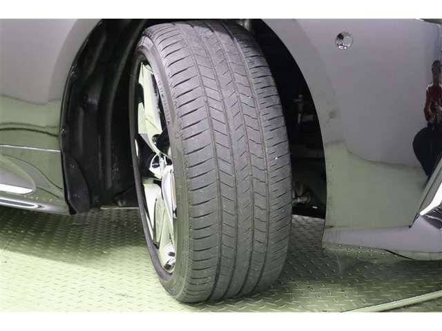 タイヤサイズ　225/45R18。重厚感のあるデザインの純正アルミホイールを装着しています。