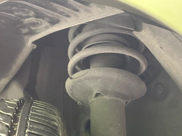 お車を安心してお乗りいただく為には、足回りの定期点検が欠かせません。サービスサポート（有償保証）では無料点検もご提供しており、安心のカーライフをお過ごしいただけるサポート体制が整っています。