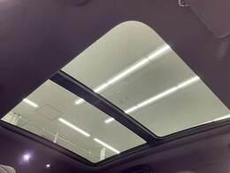 【サンルーフ】装備で解放感があり、車内も明るくなります！