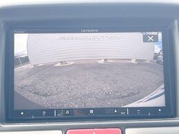 【バックカメラ】駐車時に後方がリアルタイム映像で確認できます。大型商業施設や立体駐車場での駐車時や、夜間のバック時に大活躍！運転スキルに関わらず、今や必須となった装備のひとつです！