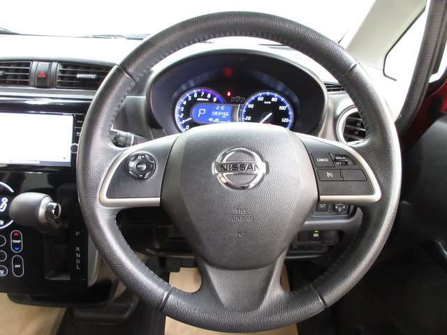 運転が楽しくなる明るく開放的な運転席まわりです。
