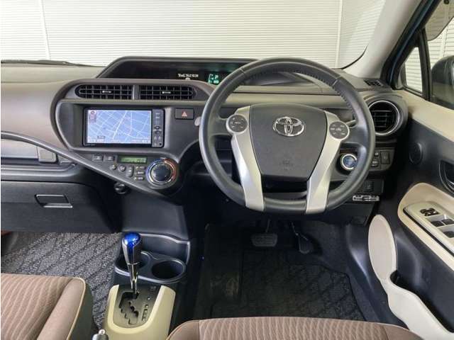 シンプルな運転席周りです。インパネ周りの各操作スイッチ類も使いやすいよう配置されています！