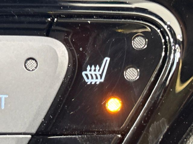 【シートヒーター】寒い日に重宝するシートヒーター！エアコンより早く温まってくれるので寒がりの人も安心ですね♪エアコンの温風は乾燥するから苦手、という方にもをおすすめです。