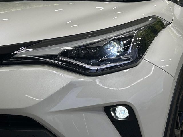 【LEDヘッドライト】悪天候や夜間走行時も良好な視界を確保し安心して運転できる高輝度LEDヘッドライトを装備！点灯速度が早く、消費電力も抑えられています。
