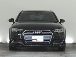 Audiデザインの特徴であるシングルフレームグリルが存在感を主張します。
