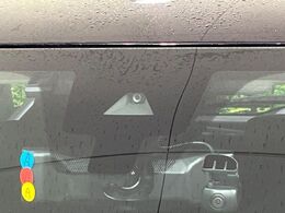 【インテリジェントエマージェンシーブレーキ】フロントカメラで前方の車両や歩行者を検知。衝突しそうな時は衝突被害軽減ブレーキが作動、衝突回避をサポート。より安全にドライブをお楽しみいただけます。