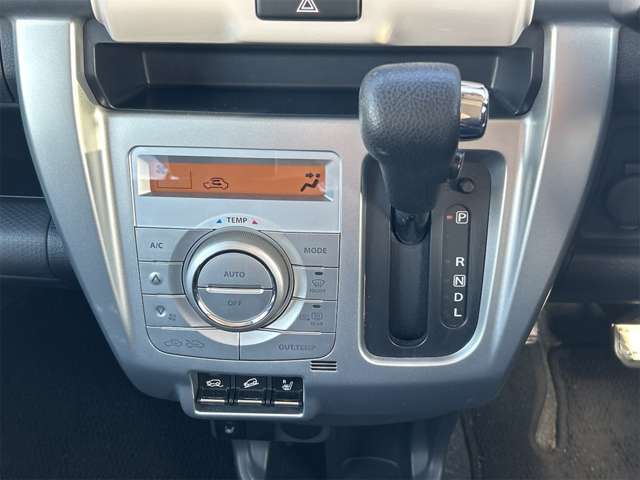 外部査定機関にて車両の鑑定を行っております。外部の第三者機関AISによる厳しい検査で車両を細かくチェックしております。安心して当店の車両をお選び下さい。鑑定書の発行をしております。