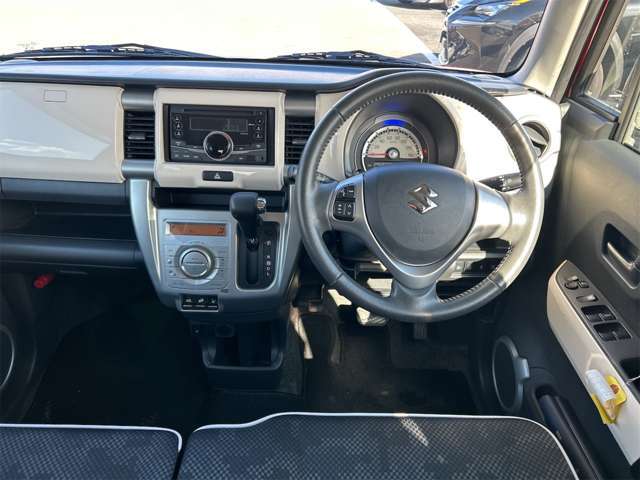 当店は最新鋭の設備を完備した大型工場併設店です☆車検・点検などオーナー様の信頼を得られるよう日々整備士達は努力を欠かしません。ハイブリッドに関する知識や診断機など確りご用意し安心をお届けします☆