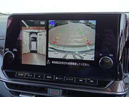 アラウンドモニター（全周囲カメラ）クルマを真上から見ているかのように周囲の状況を把握しながら安心して駐車が出来ます。左前方や後方の安全も瞬時にわかり縦列駐車も安心です。