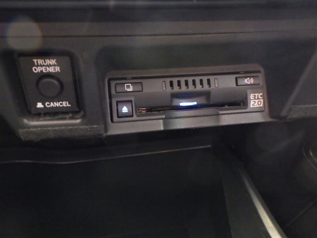 トヨタ認定中古車保証付！（1年間、距離無制限　HV車はHV保証付）　別途延長保証もご用意しております♪　ぜひ現車を確認にご来店ください