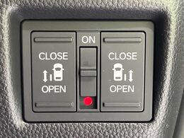 【両側パワースライドドア】スマートキーや運転席のスイッチで後席両側スライドドアの開閉が可能♪電動だから力を入れてドアを開ける必要が無く、小さなお子様でも簡単に開け閉めでき快適です♪