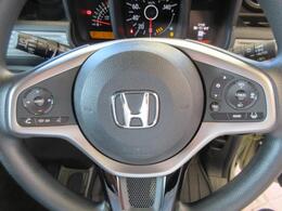 ステアリングリモコン装備、オーディオのリモコンや、高速走行時に速度を一定で保ってくれる補助機能オートクルーズも付いております。