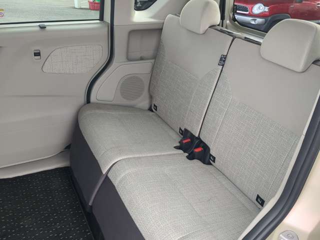 【車内清掃】お客様に気持ちよく見て頂けるよう展示車両は常に綺麗に仕上げております！