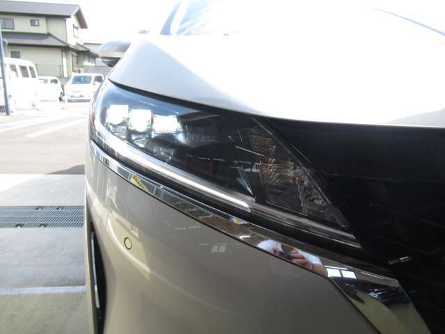 LEDライトで夜のドライブもくっきりはっきり、安心して運転できます。