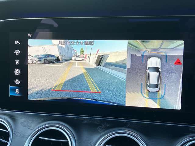 ◆360°カメラシステム◆車両の前後左右に搭載したカメラから取り込んだ映像を合成し、車両を上から見たような映像を表示。フロントとサイドのカメラにも切替え可能です。