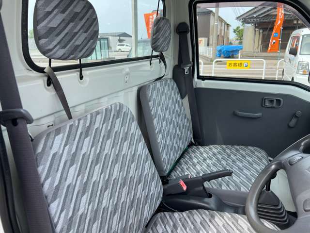 毎回座るフロントシート。運転席は必ず使用する部分ですので、座り心地が重要です！