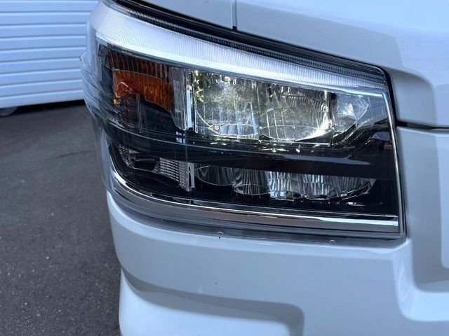 【LEDヘッドライト】悪天候や夜間走行時も良好な視界を確保し安心して運転できる高輝度LEDヘッドライトを装備！点灯速度が早く、消費電力も抑えられています。