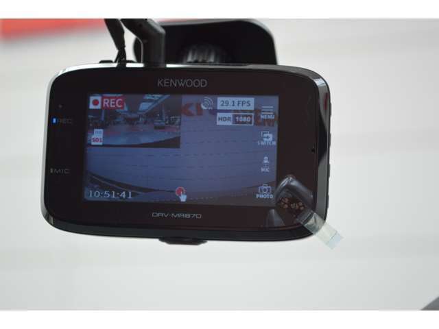ドライブレコーダーは映像音声などを記録する自動車用の車載装置のことです。　もしもの事故の際の記録はもちろん旅行の際の思い出としてドライブの映像を楽しむことができます、