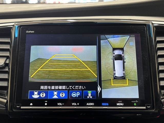 【全周囲モニター】 クルマを上空から見下ろしているかのように、直感的に周囲の状況を把握できます。